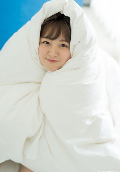 美女把胸全部露出
